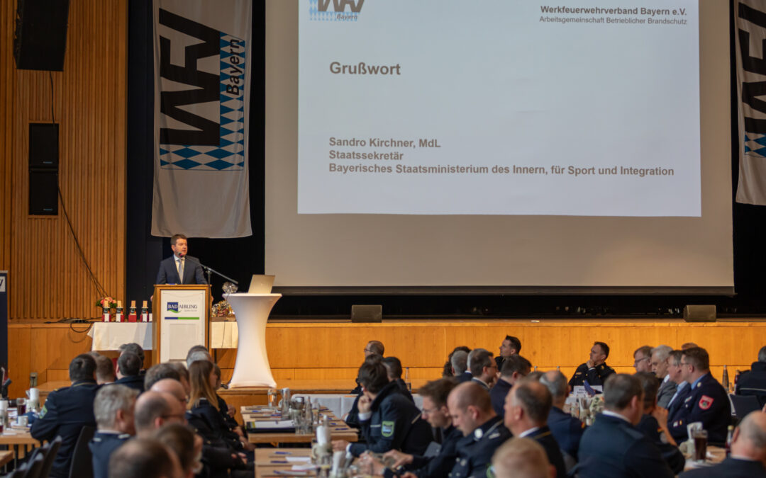 1: Sandro Kirchner, MdL, Staatssekretär des Bayerischen Staatsministerium des Inneren, für Sport und IntegraƟon, richtet seine Grußworte an den sehr gut gefüllten Saal im Kurhaus Bad Aibling
