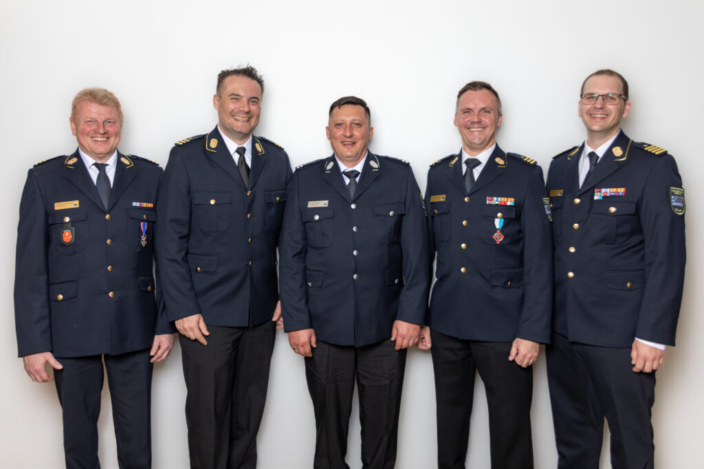 4: Der neu- bzw. wiedergewählte Vorstand des Werkfeuerwehrverband Bayern. v.l.n.r.: Andreas Gottschalk (Schatzmeister), Matthias Reumann (stv. Vorsitzender), Michael Wegner (stv. Vorsitzender), Alexander Kiesl (scheidender stv. Vorsitzender) und Richard Kern (Vorsitzender)
